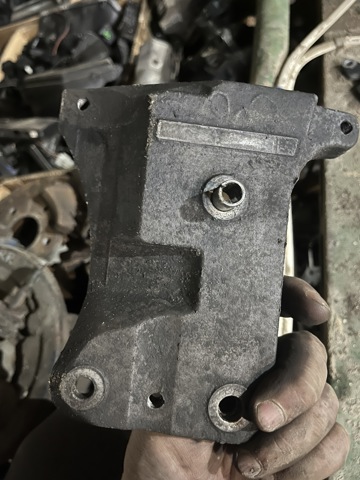 Кронштейн компресора кондиціонера JPD000080 LAND ROVER