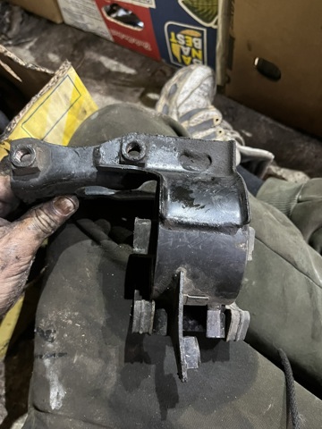 Подушка (опора) двигуна, ліва KKB000090 LAND ROVER