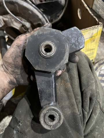 Подушка (опора) двигуна, нижня KKH102680 LAND ROVER