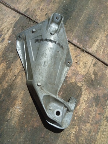 Кронштейн подушки (опори) двигуна, лівої KKU000390 LAND ROVER