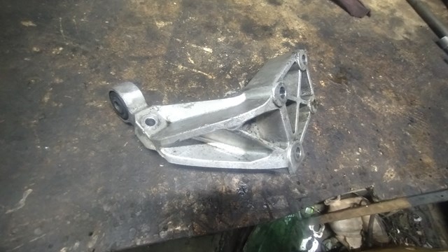 Кронштейн подушки (опори) двигуна, правої KKU107900 LAND ROVER