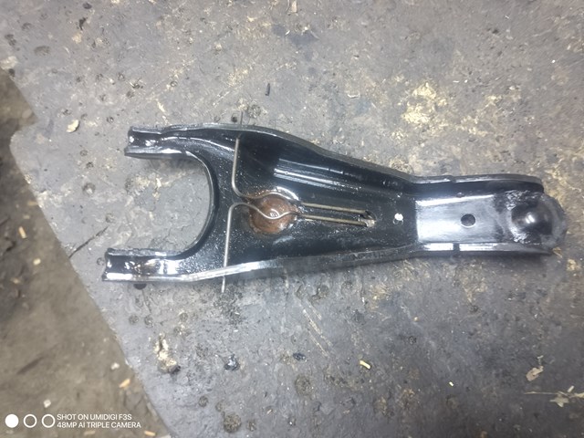 Вилка вимикання зчеплення KL0316520A MAZDA