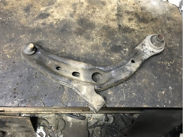 Правий важіль передній нижній підвіски LC6234300C MAZDA