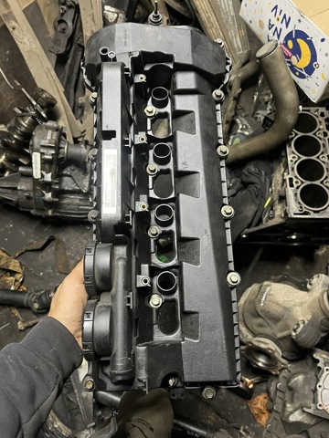 Кришка клапанна, права LR010780 LAND ROVER