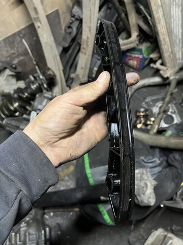 Планка успокоителя ланцюга ГРМ LR051011 LAND ROVER