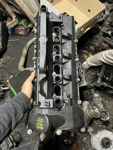 Кришка клапанна, ліва LR113202 LAND ROVER