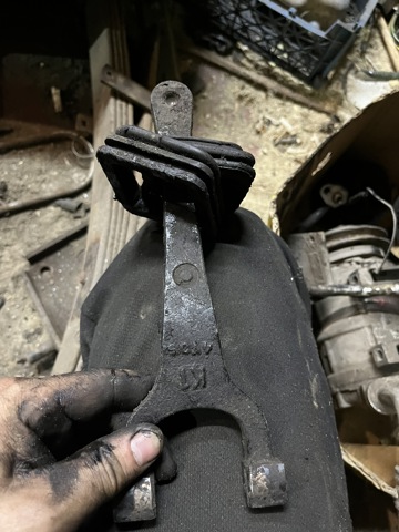 Вилка вимикання зчеплення ME581174 MITSUBISHI