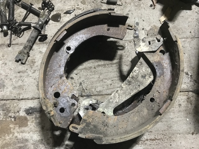 Колодки гальмові задні, барабанні MN102643 MITSUBISHI