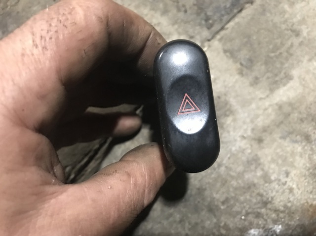 Кнопка аварійної сигналізації Міцубісі Паджеро SPORT I