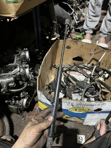 Амортизатор двері задньої MR264531 MITSUBISHI