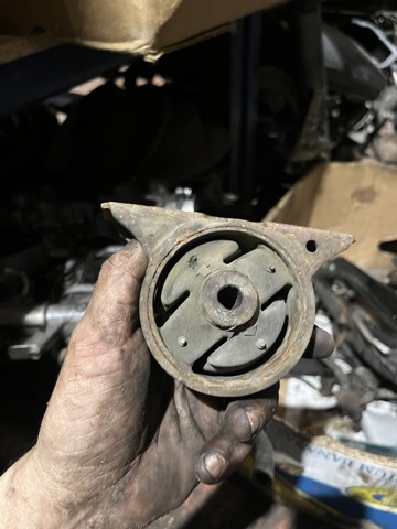 Подушка (опора) двигуна, задня MR297256 MITSUBISHI