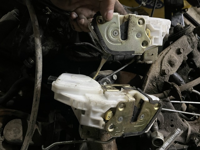 Замок передніх пасажирських дверей MR432140 MITSUBISHI
