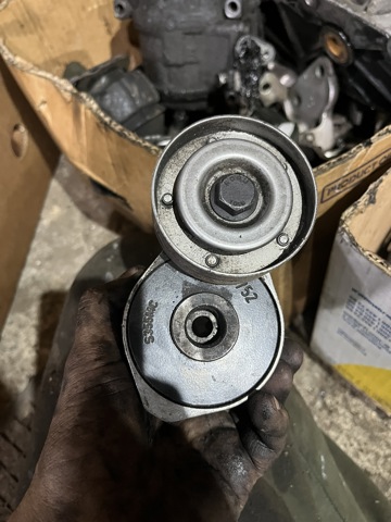 Натягувач приводного ременя PQG100230L LAND ROVER