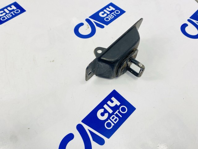 Петля-зачіп (відповідна частина) замка двері задньої 8200778368 RENAULT