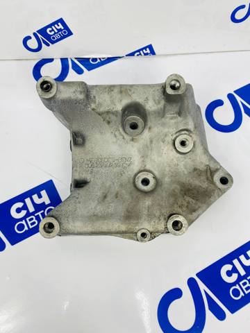 Кронштейн компресора кондиціонера A6052340239 MERCEDES