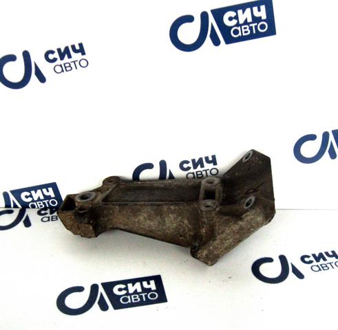 Кронштейн подушки (опори) двигуна, правої A6112230304 MERCEDES
