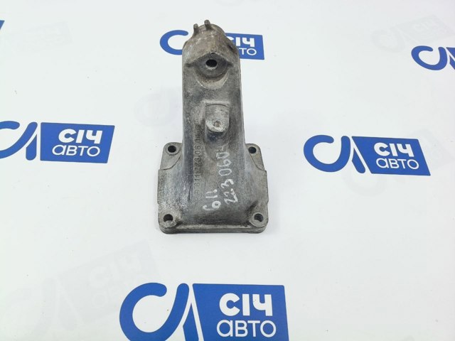 Кронштейн подушки (опори) двигуна, лівої A6112230604 MERCEDES