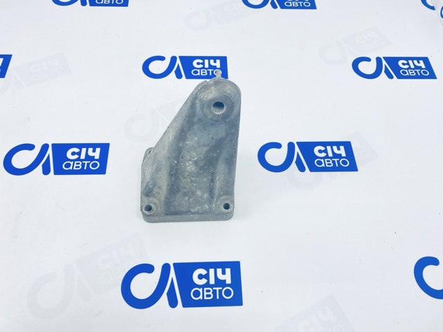 Кронштейн подушки (опори) двигуна, правої A6112230804 MERCEDES