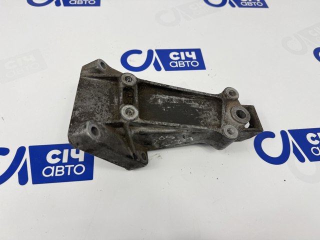 Кронштейн подушки (опори) двигуна, лівої A6122230004 MERCEDES