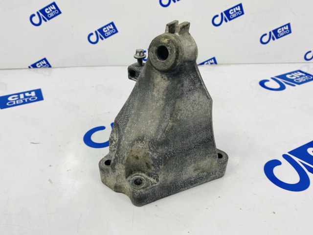 Кронштейн подушки (опори) двигуна, лівої A6422232104 MERCEDES