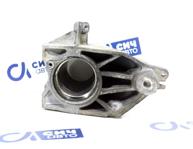 Кронштейн подушки (опори) двигуна, лівої A6462230004 MERCEDES
