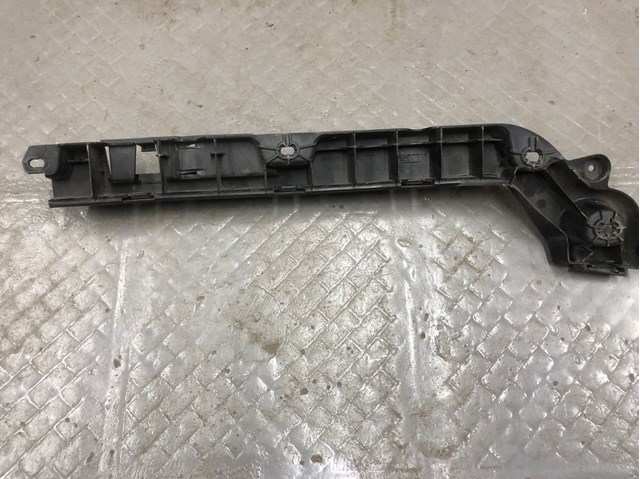 Кронштейн бампера заднього, правий 6V6807864 VAG
