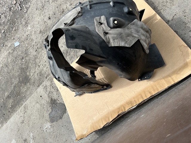 Підкрилок переднього крила, правий 9825281680 PEUGEOT