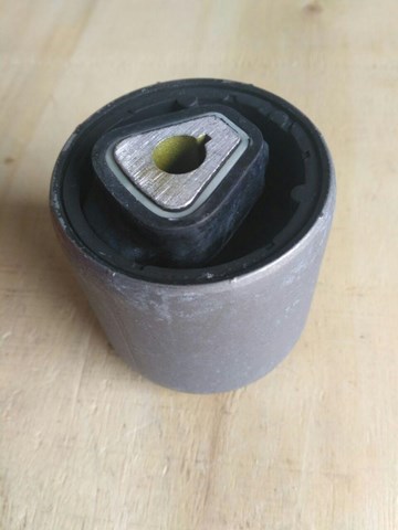 Сайлентблок нижнього важеля передньої підвіски JBU645 TRW