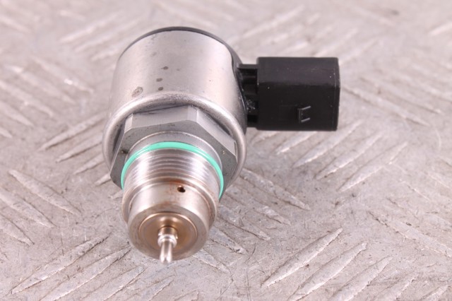 Регулятор тиску палива 04L130764B VAG