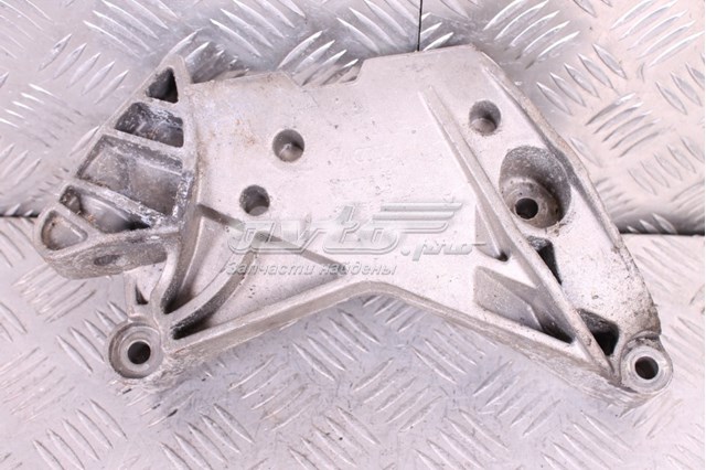 Кронштейн подушки (опори) двигуна, правої 06J199207P VAG