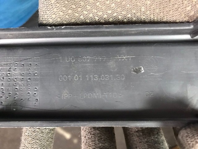 Переднє ікло бампера 1U0807717 VAG
