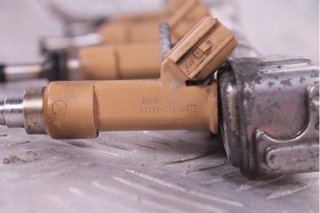 Форсунки електромагнітні 2325037010 TOYOTA