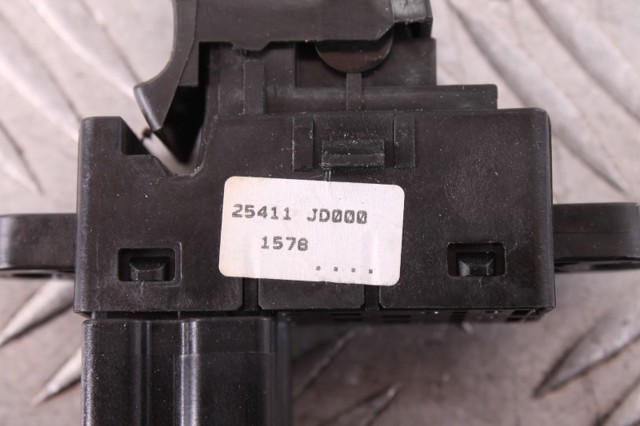 Кнопка підйомника задніх стекол 25411JD000 NISSAN