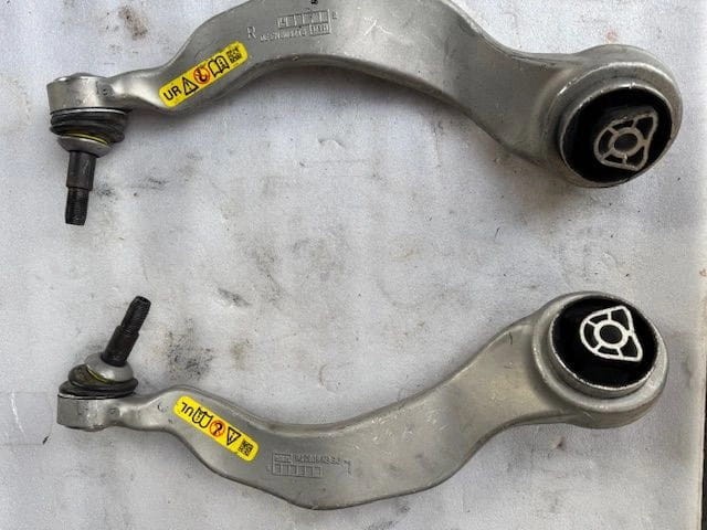Правий важіль передній нижній підвіски 31106888766 BMW
