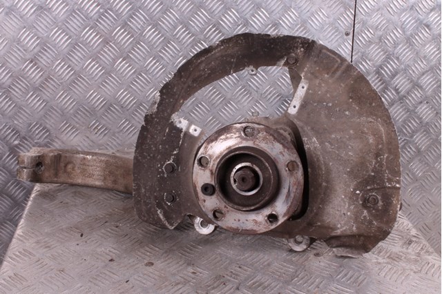 Цапфа поворотна права 31216773784 BMW