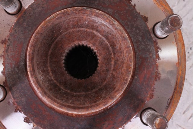 Маточина колеса передня 402027S000 NISSAN