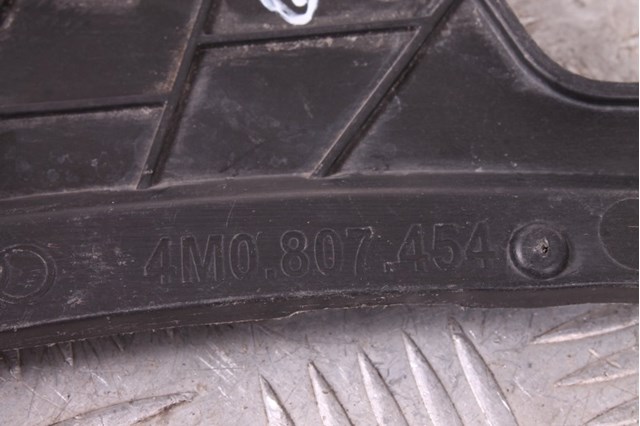 Кронштейн бампера заднього, правий 4M0807454 VAG