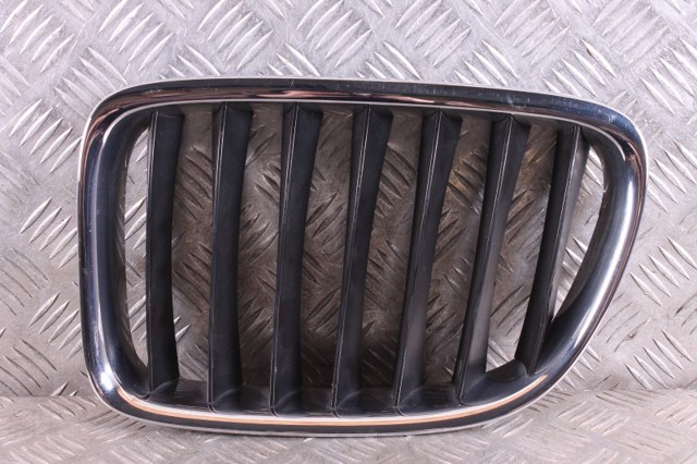 Решітка радіатора ліва 51112993305 BMW