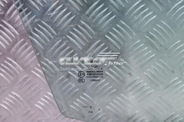 Скло пасажирських дверей 51328402514 BMW