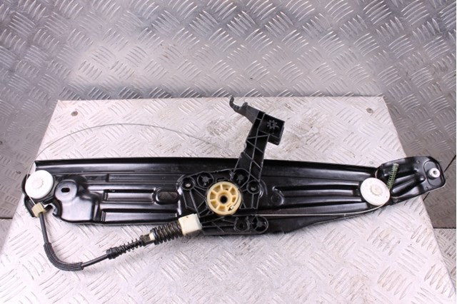 Склопідйомник задніх лівих дверей 51357182615 BMW