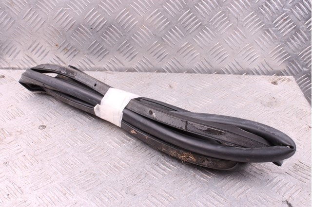 Ущільнювач двері задньої (на кузові) 51357258330 BMW