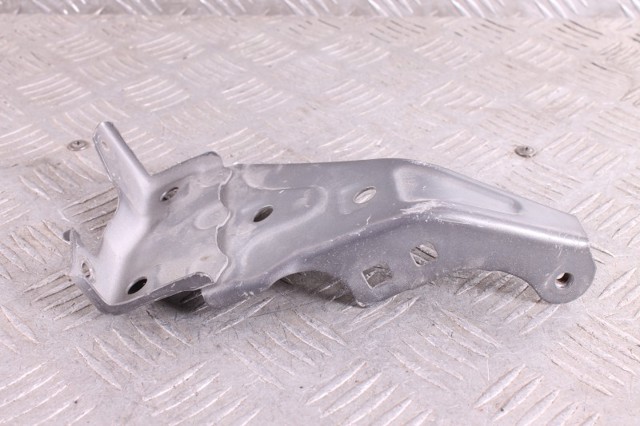 Ліве кріплення переднього бампера 5210360250 TOYOTA