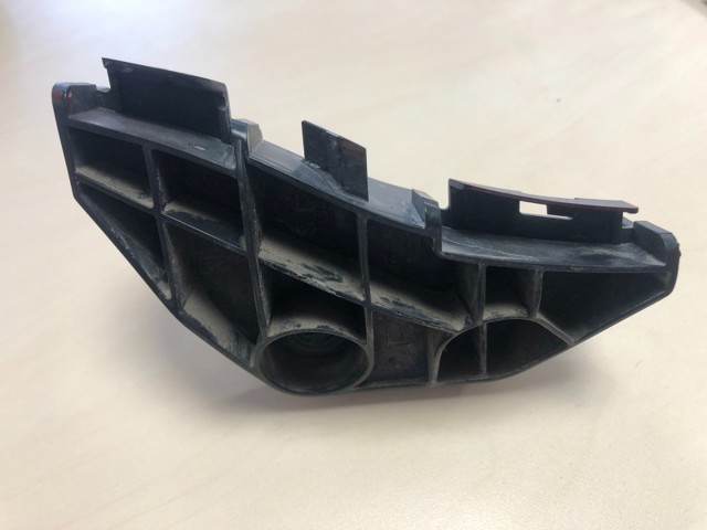 Ліве кріплення заднього бампера 5256312040 TOYOTA