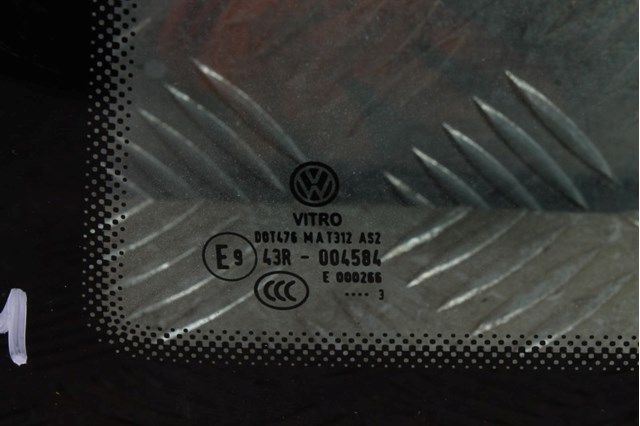 Скло багажного відсіку, ліве 5C5845041M VAG