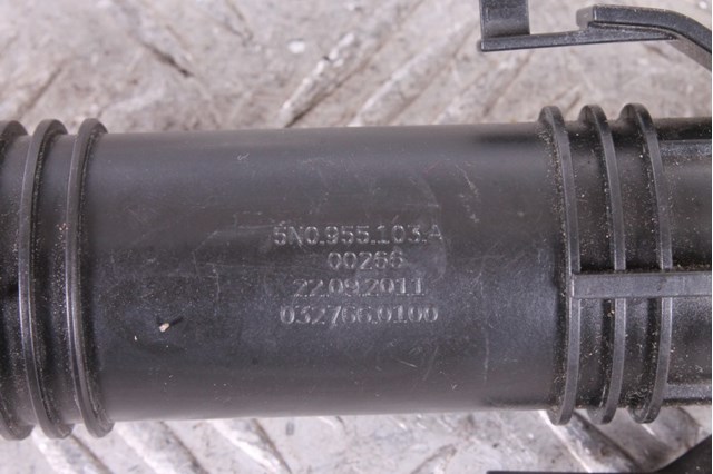 Сопло омивача фари передньої, лівої 5NA955103A VAG