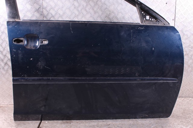 Пасажирські передні двері 67001AA054 TOYOTA
