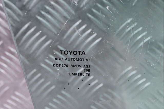 Скло передньої правої двері 6810106190 TOYOTA