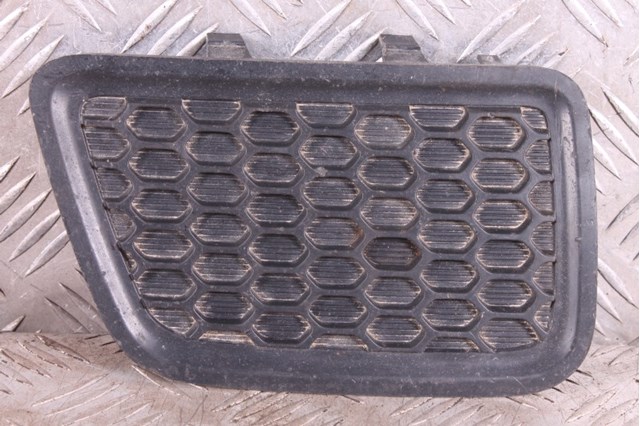 Заглушка нижней решетки переднего бампера под накладку лев jeep grand cherokee wk2 14-16 68143099AC