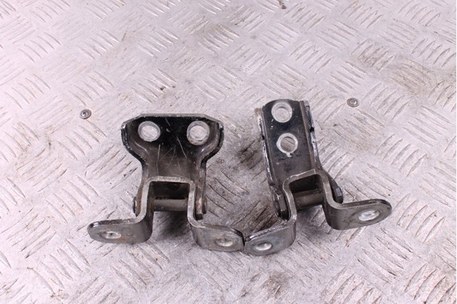 Петля передніх дверей права 6871012151 TOYOTA