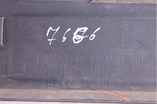 Накладка передніх дверей 7573260120E1 TOYOTA